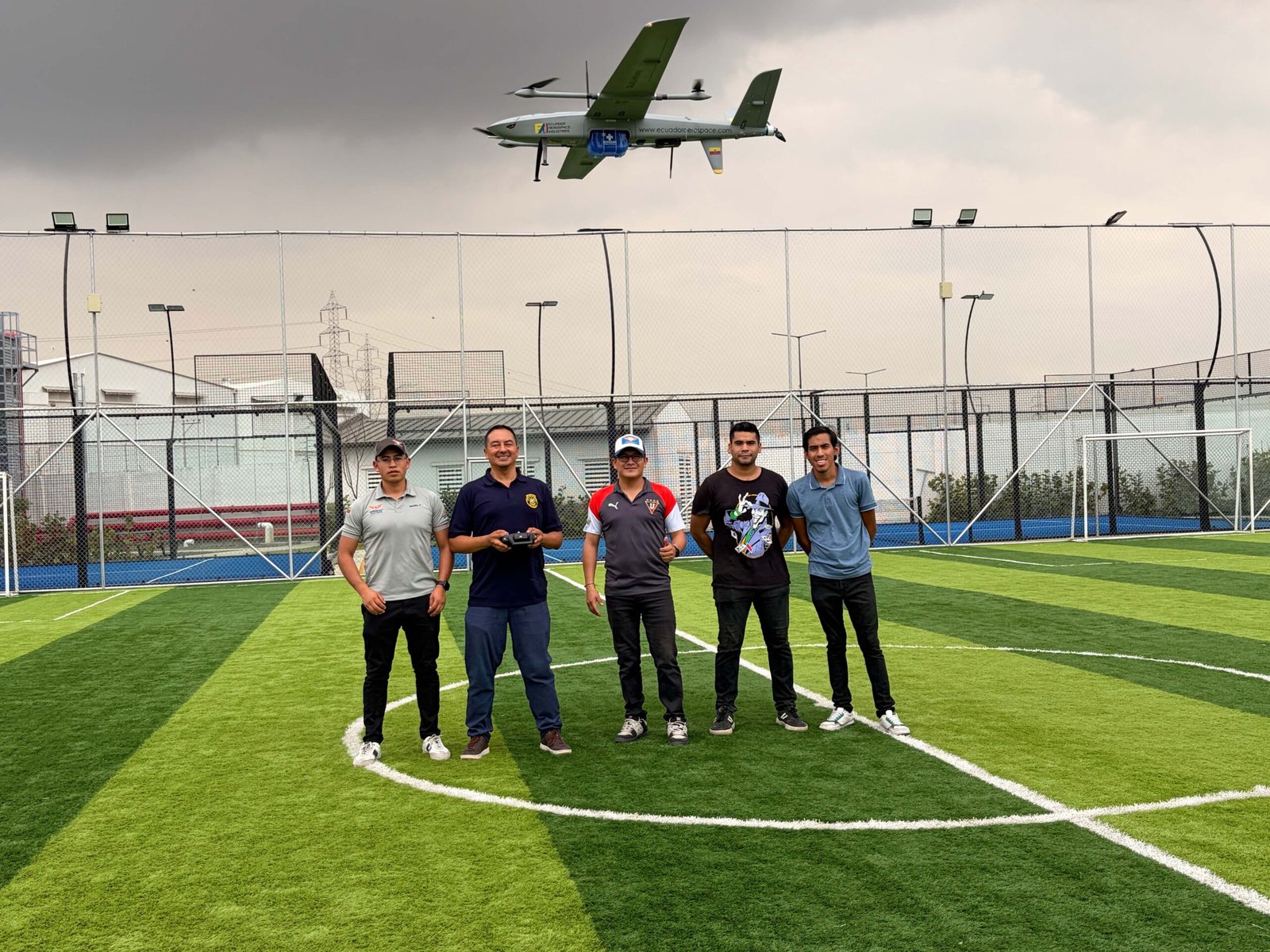 Equipo técnico con el Quilhawk en vuelo