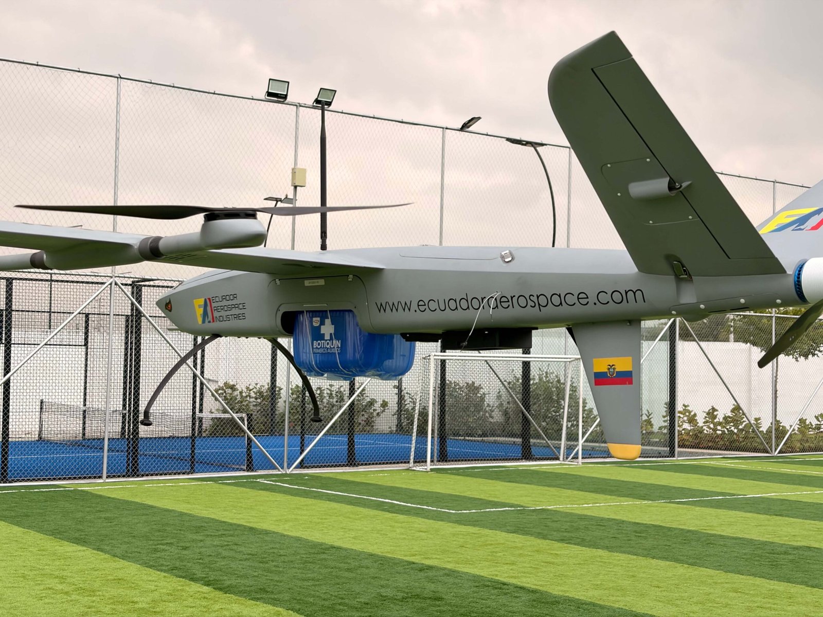 VTOL Quilhawk en tierra con bandera de Ecuador en la cola