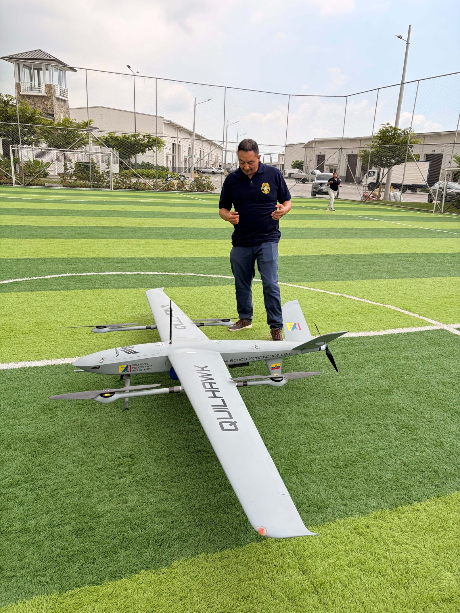 Fernando Armas junto al Quilhawk en campo