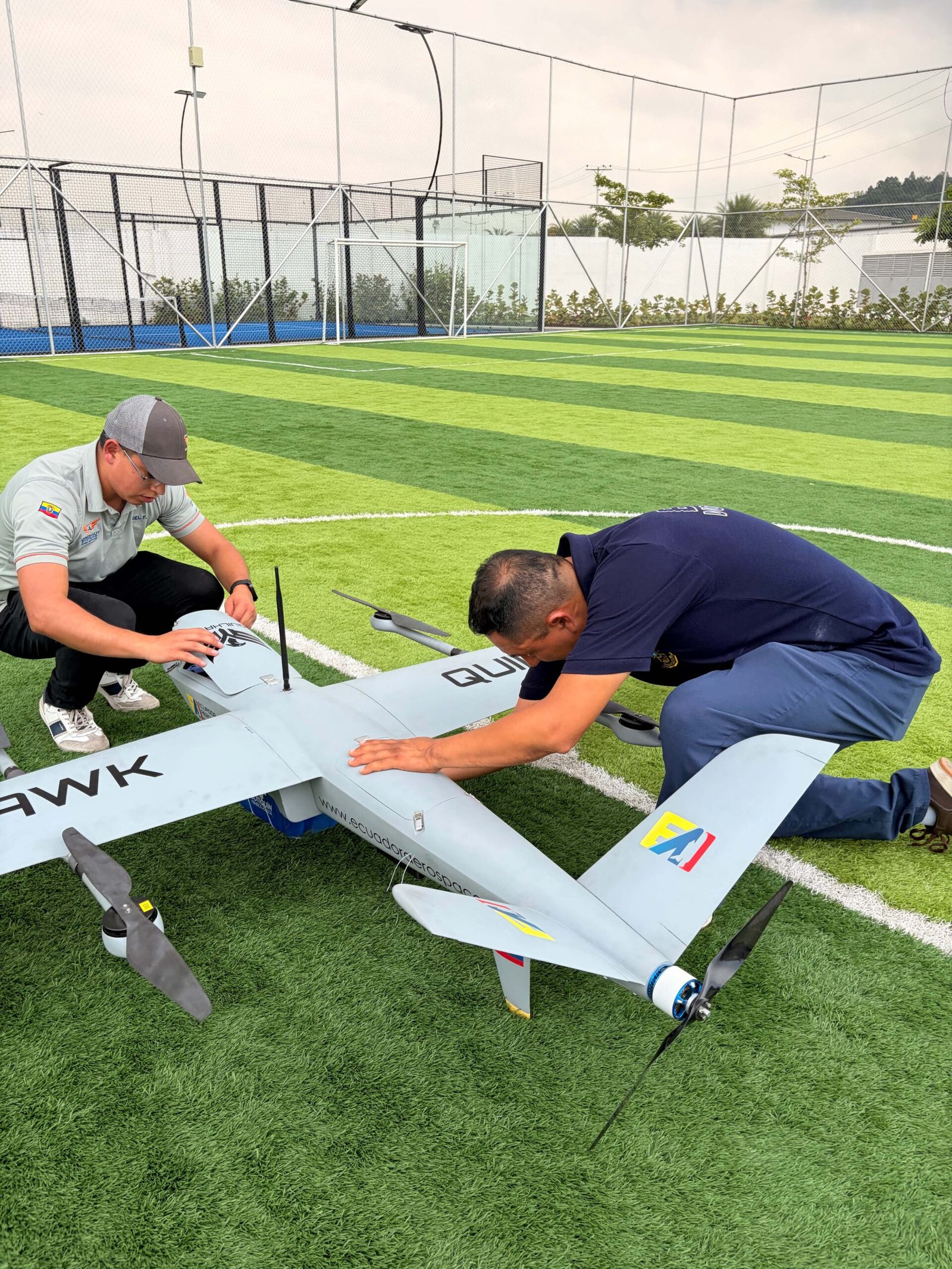 Técnicos ajustando el Quilhawk en campo