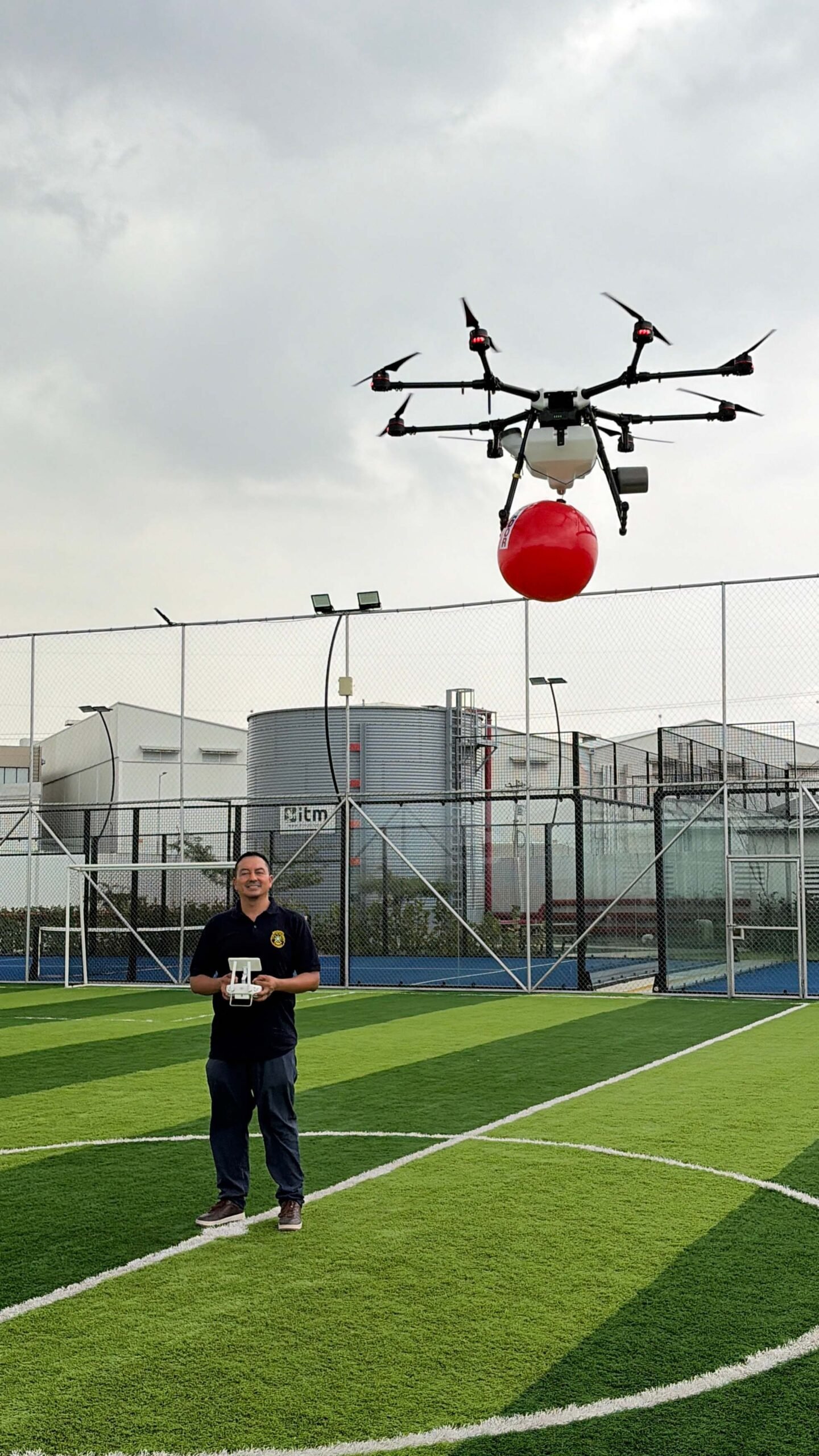 Multirotor Quilico en vuelo con esfera de carga